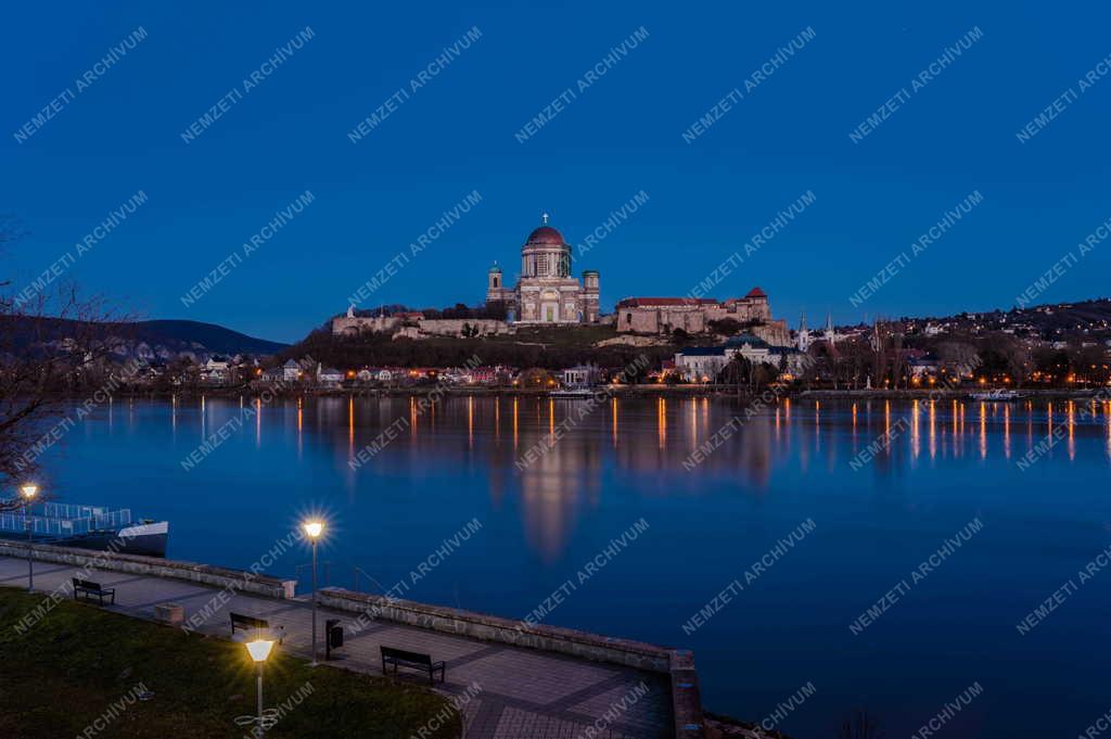 Városkép - Egyház - Esztergomi Bazilika esti felvételen