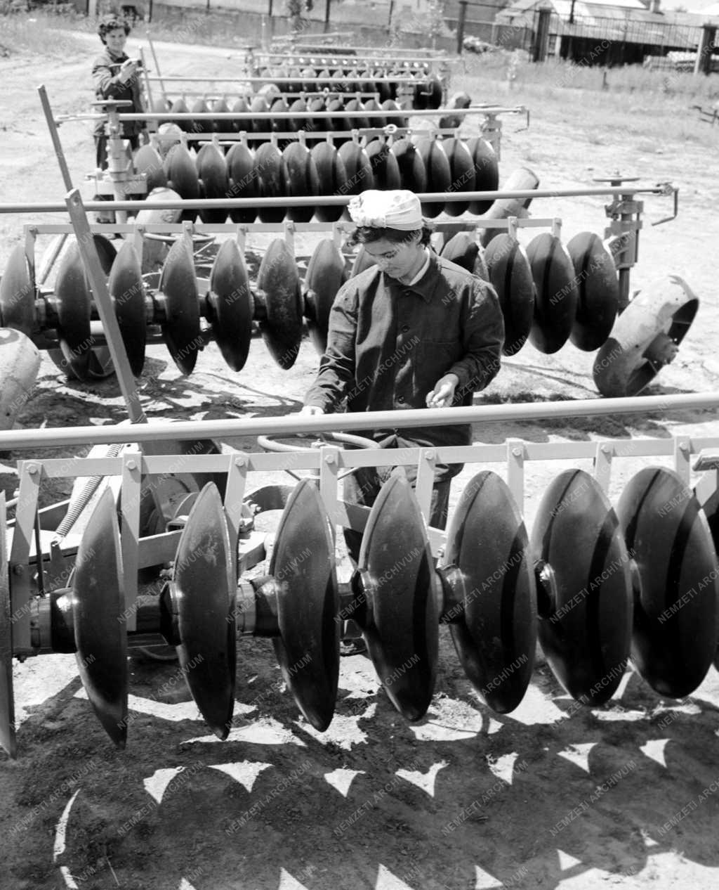 Ipar - Törökszentmiklósi Mezőgazdasági Gépgyár