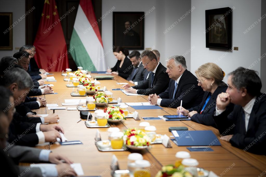 Orbán Viktor a Kínai Népköztársaság Országos Népi Gyűlése Állandó Bizottságának elnökével tárgyalt