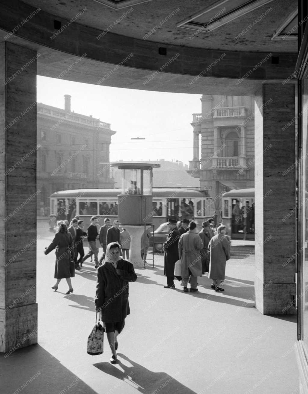 Pesti pillanatképek - Blaha Lujza tér