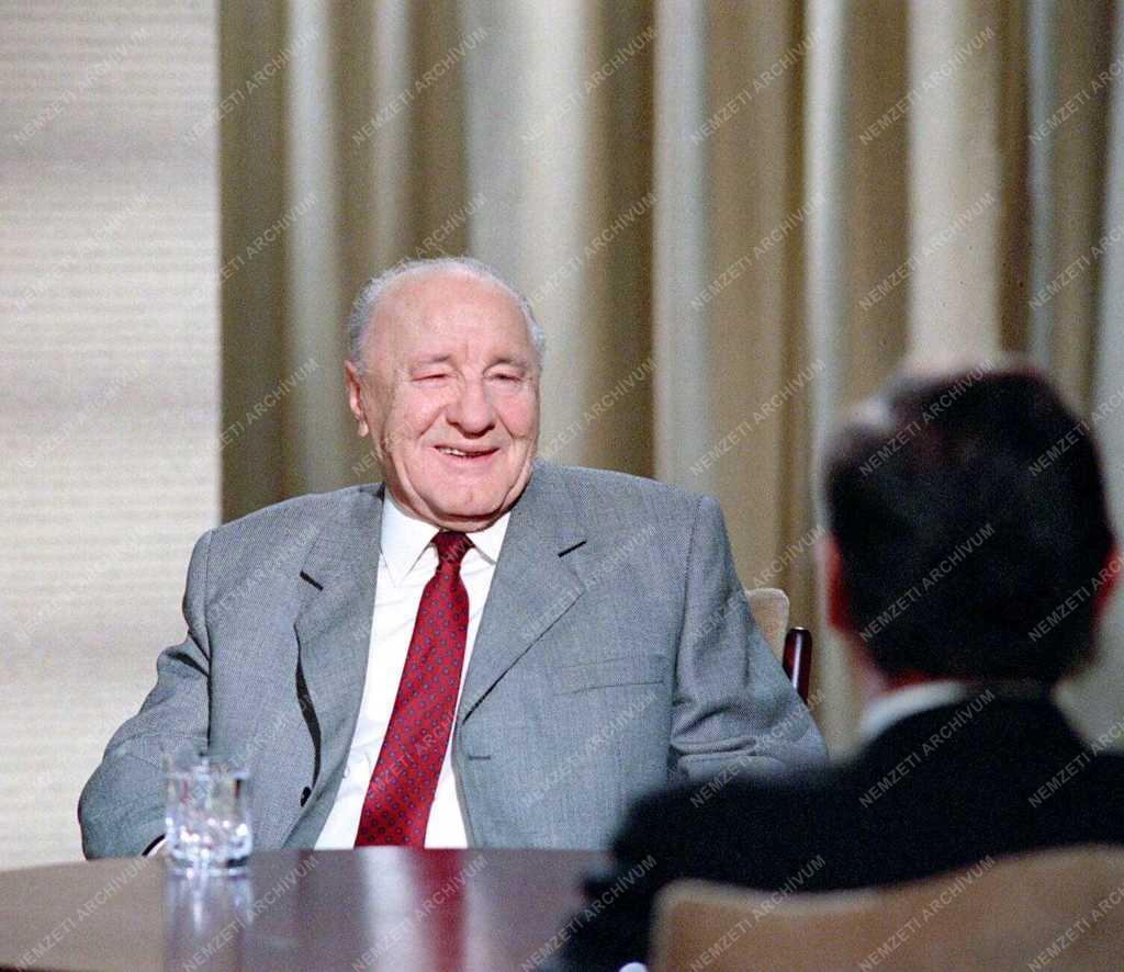 Kádár János a Televízió székházában