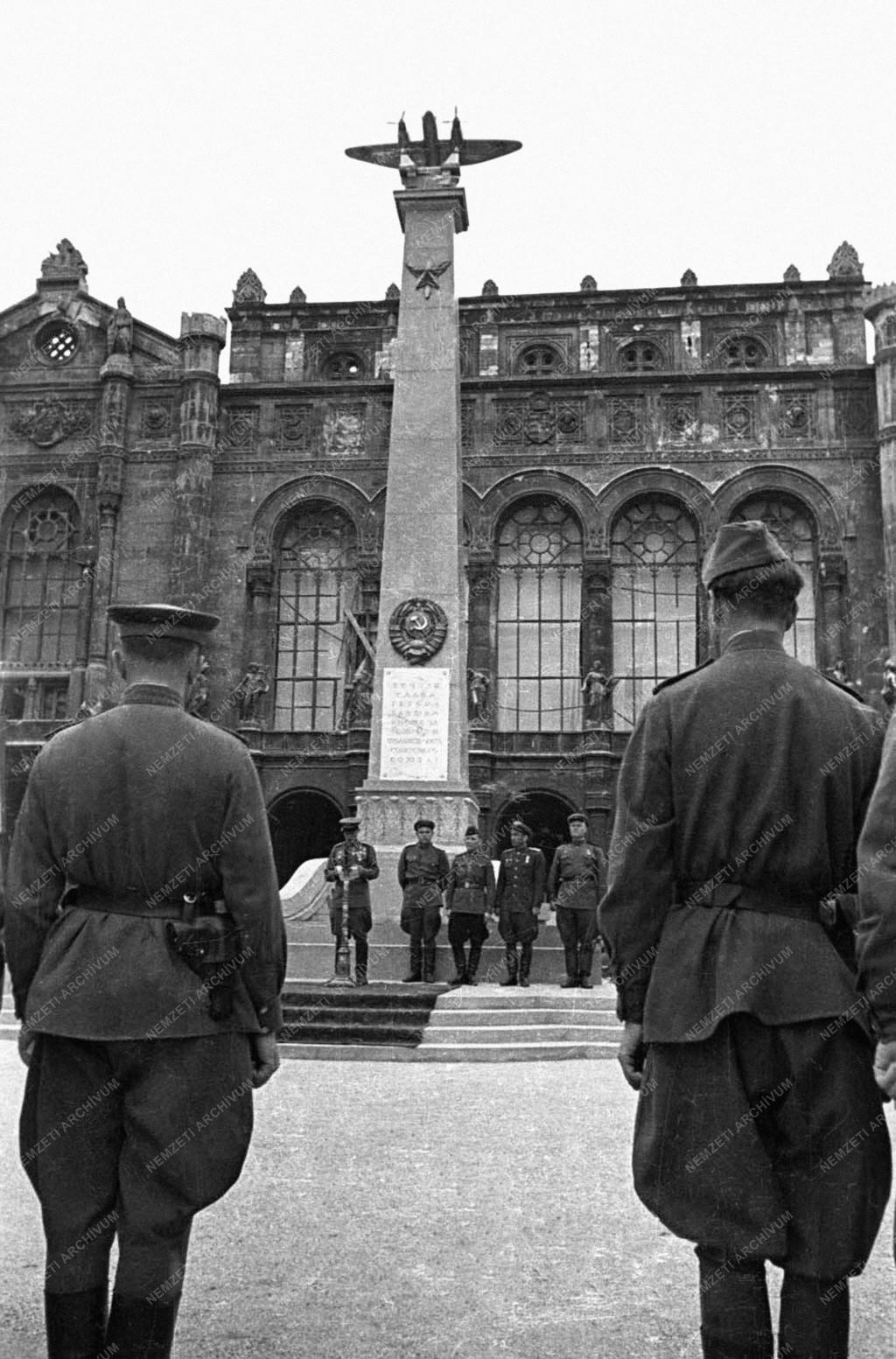Ünnep - Az első szabad Május 1. - A Szovjet Repülős Emlékmű felavatása a Vigadó téren