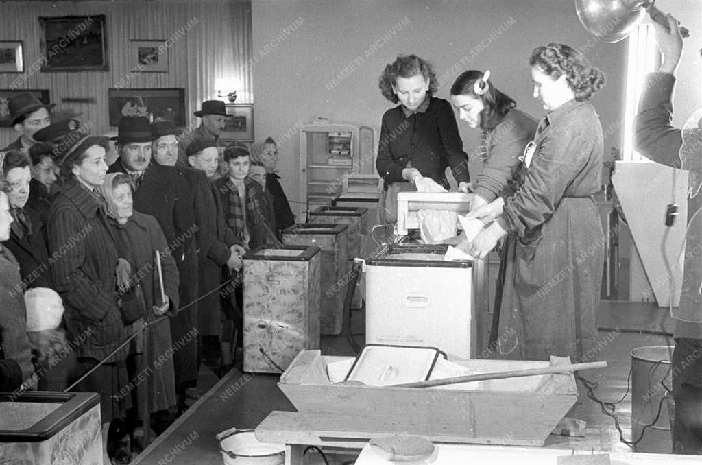 Színes - Háztartásigép-kiállítás - Mosógép bemutatója