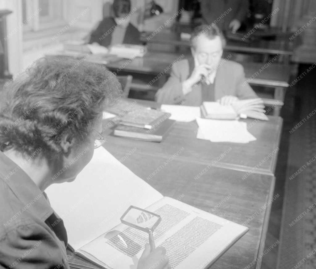 Kultúra - A Gutenberg Biblia egy lapja az MTA könyvtárában
