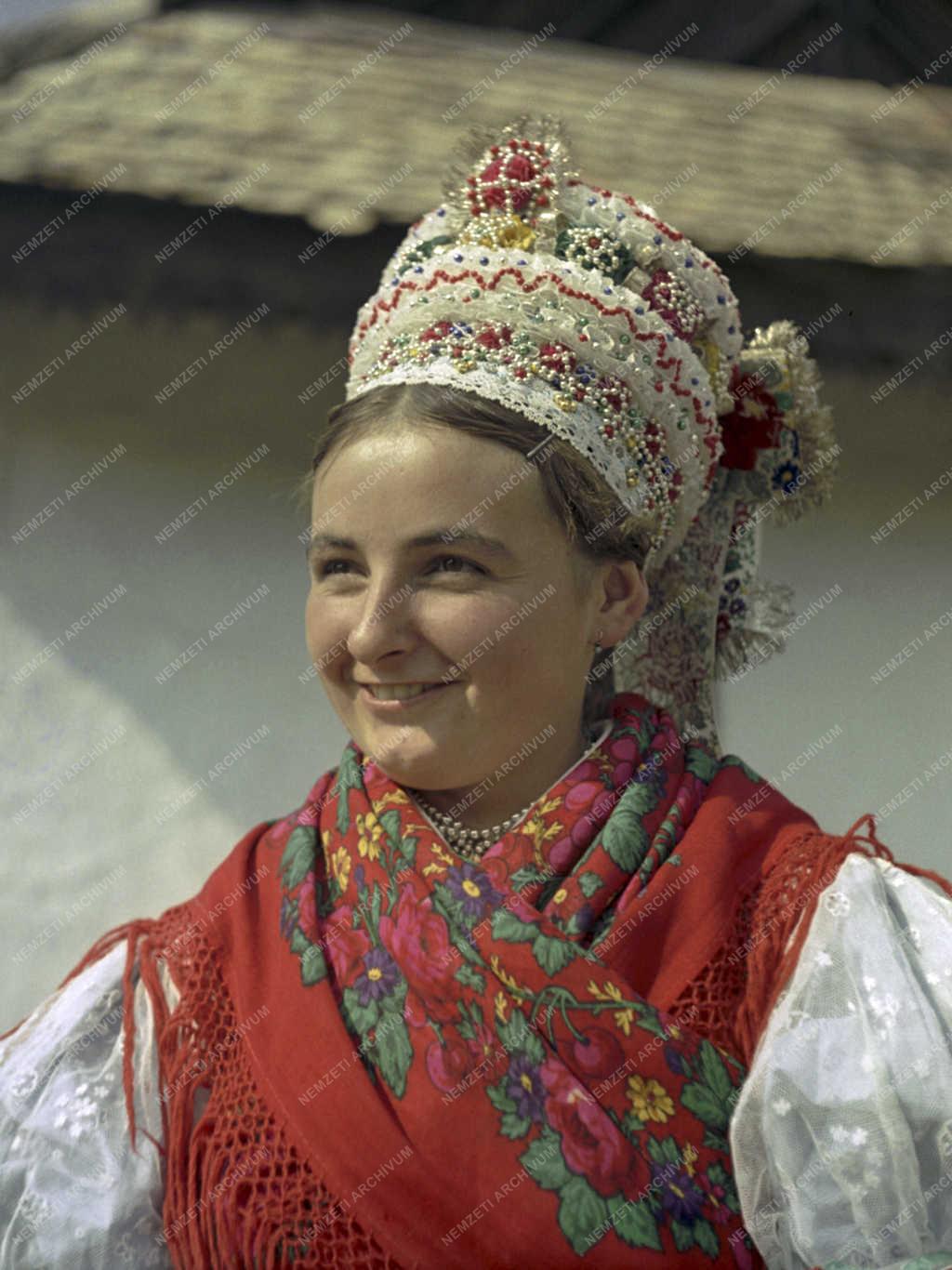 Néphagyomány - Palóc népviselet Hollókőn
