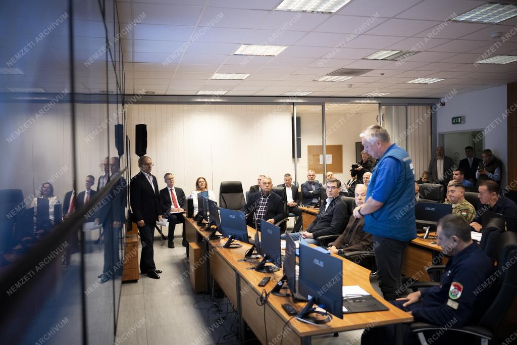 Árvíz - Orbán Viktor a Nemzeti Veszélyhelyzet-kezelési Központban