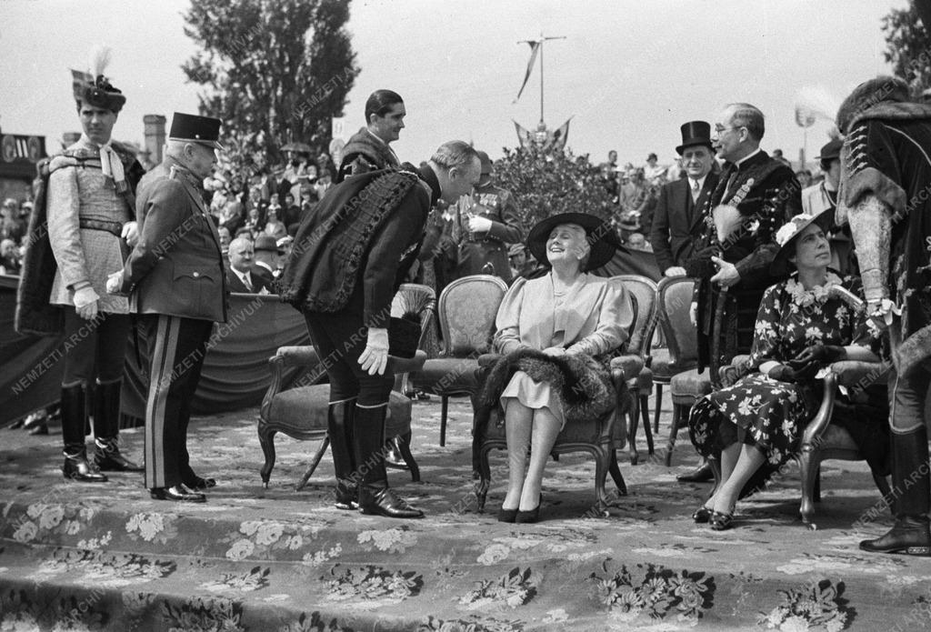 Történelem - Horthy Miklósné a vitézi avatásra érkezőket köszönti díszemelvényen