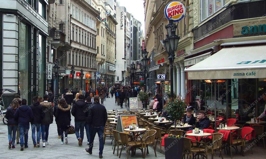 Életkép - Budapest - Turisták a Váci utcában