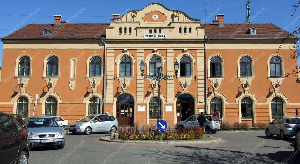 Közlekedés - Vác - A vasútállomás felújított épülete