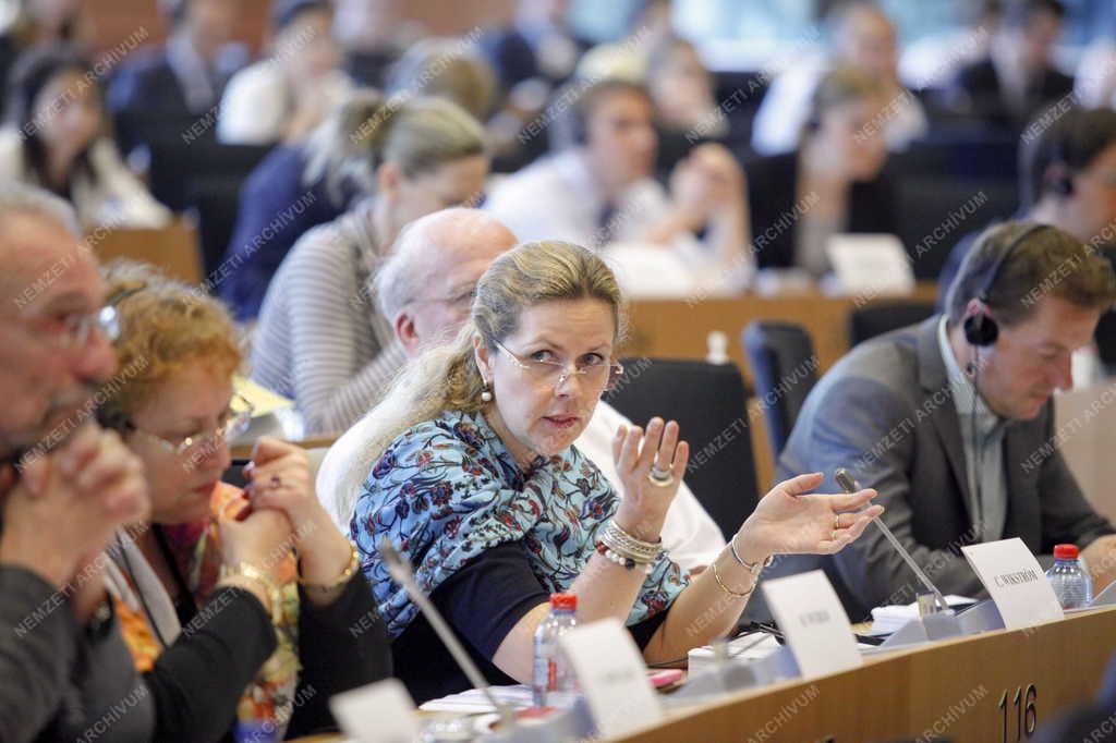 Megszavazták a Tavares-jelentést az Európai Parlamentben
