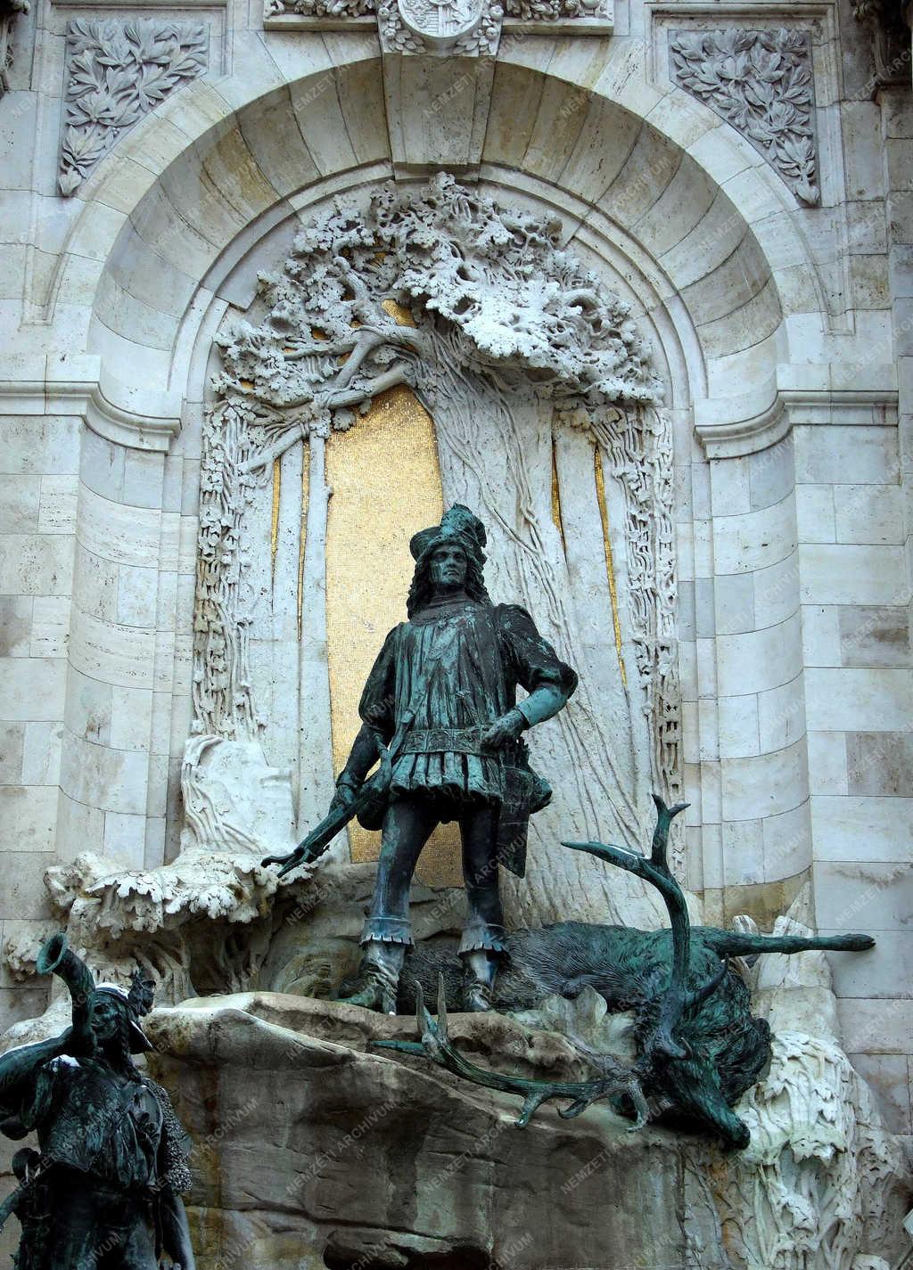 Mátyás kútja szobor a Budai Várban