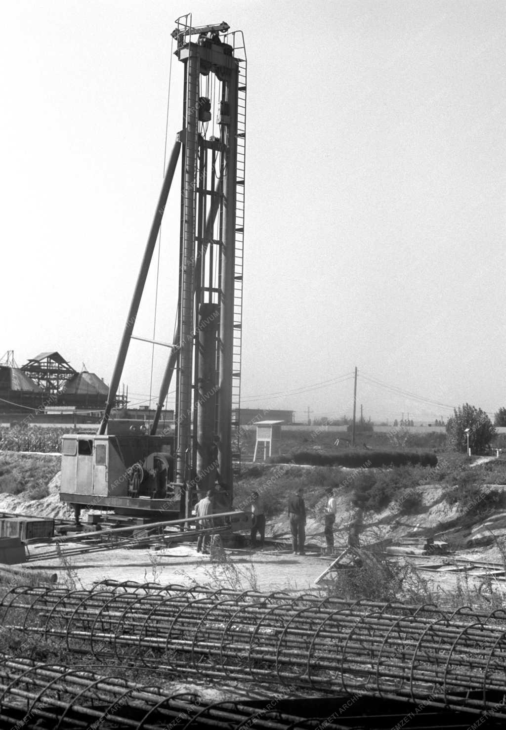 Építőipar - Lengyel gyártmányú cölöpverő gép próbája 