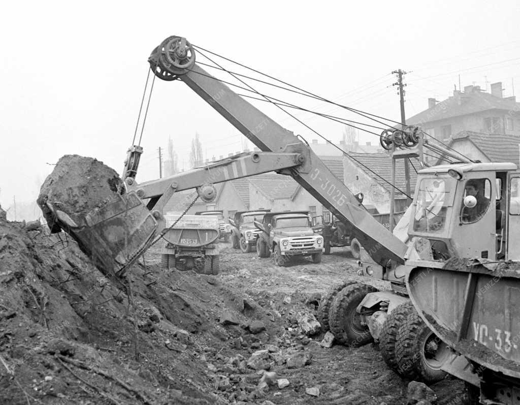 Városkép-életkép - Bontják Óbuda öreg épületeit