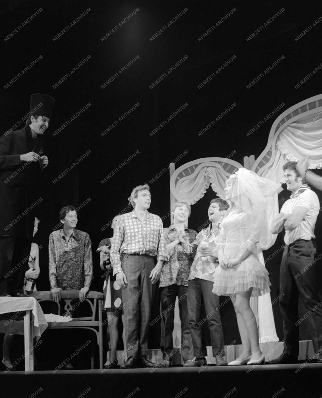 A Színház- és Filmművészeti Főiskola IV. éves hallgatóinak vizsgaelőadása. Dario Fo: Az angyalok nem játszanak flippert. Rendező: Szirtes Tamás.