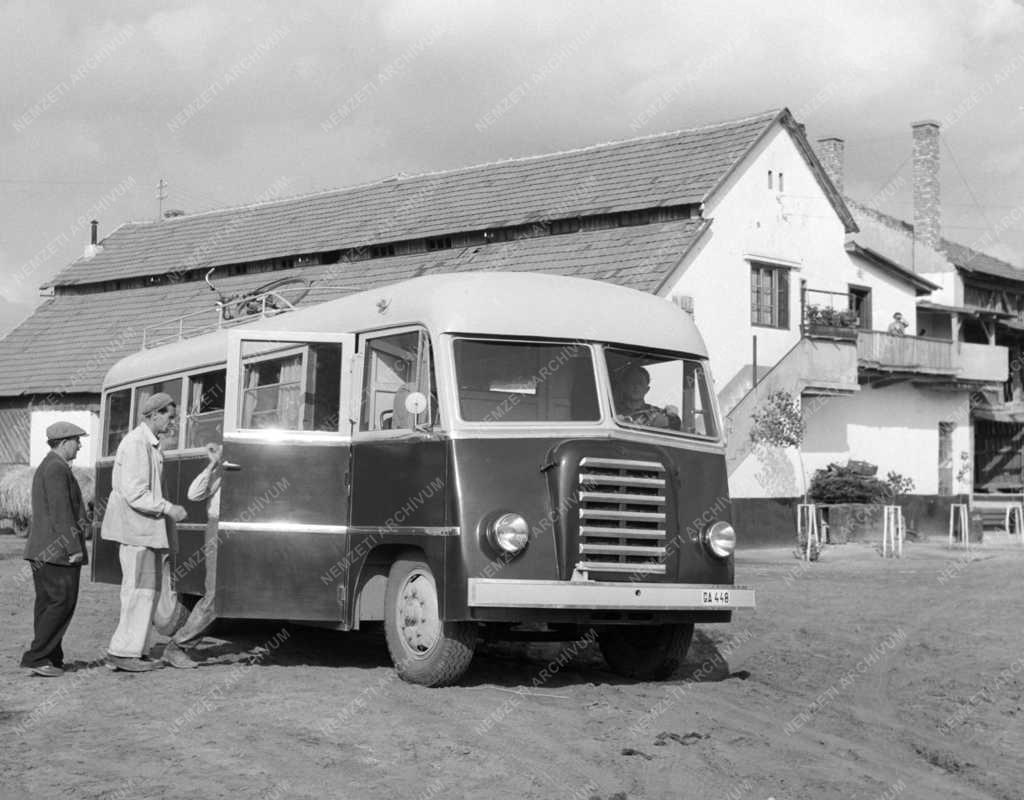 Közlekedés - Gazdaság - A Helvéciai Állami Gazdaság busza