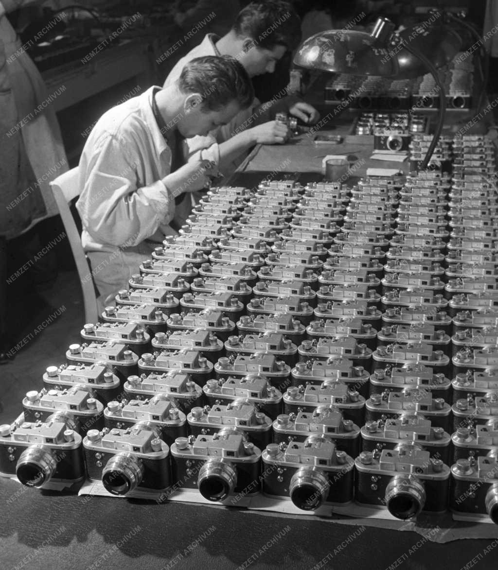 Ipar - Fényképezőgépek a Magyar Optikai Művektől