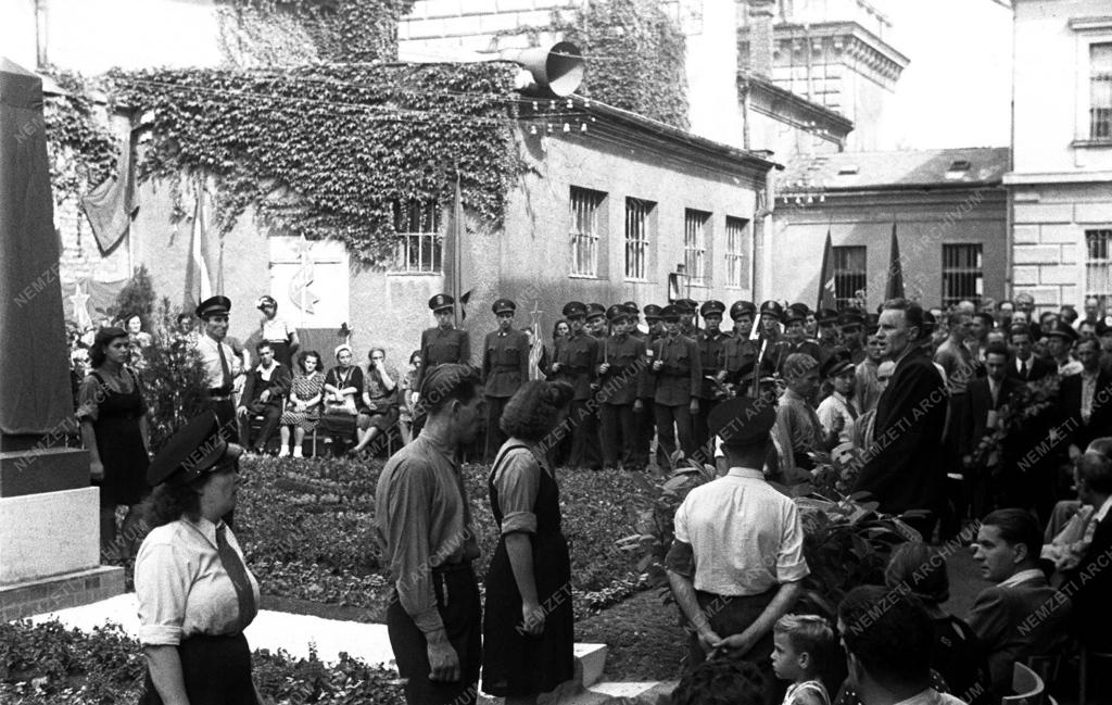 Sallai és Fürst emléktábla lelepl.