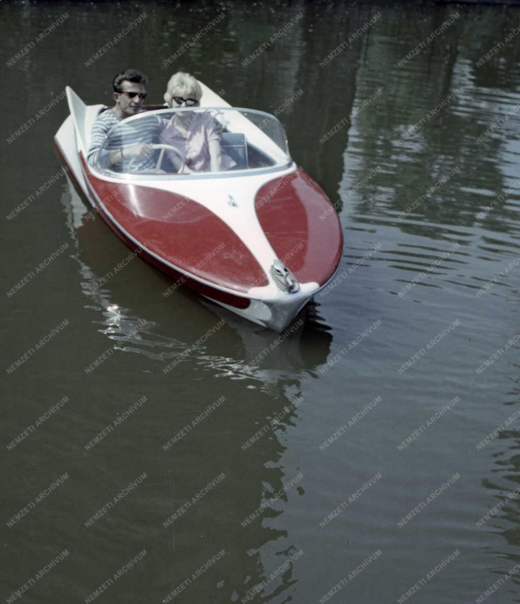 Közlekedés - Motorcsónak bemutató