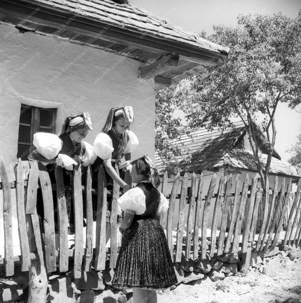 Folklór - Népviseletbe öltözött lányok 