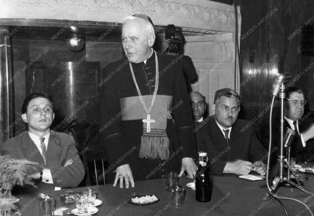 Külpolitika - Egyházi személyek sajtótájékoztatója 