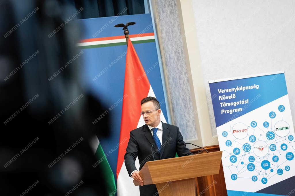 A versenyképességi program támogatói okiratainak átadója a KKM-ben 