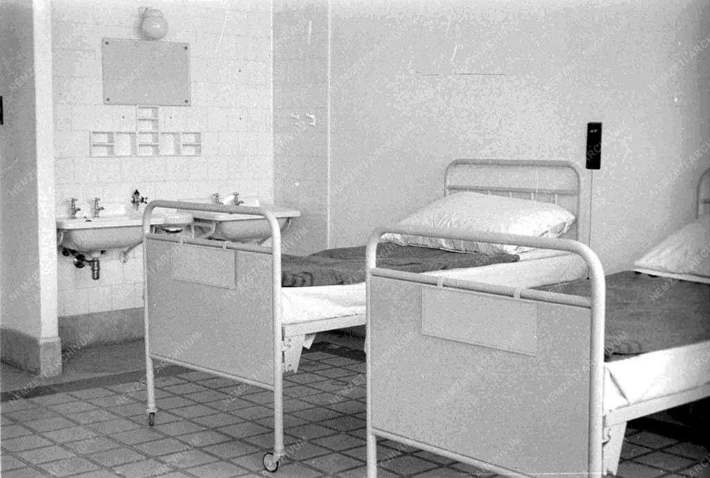 Egészségügy - A  szolnoki tüdőkórház avatása