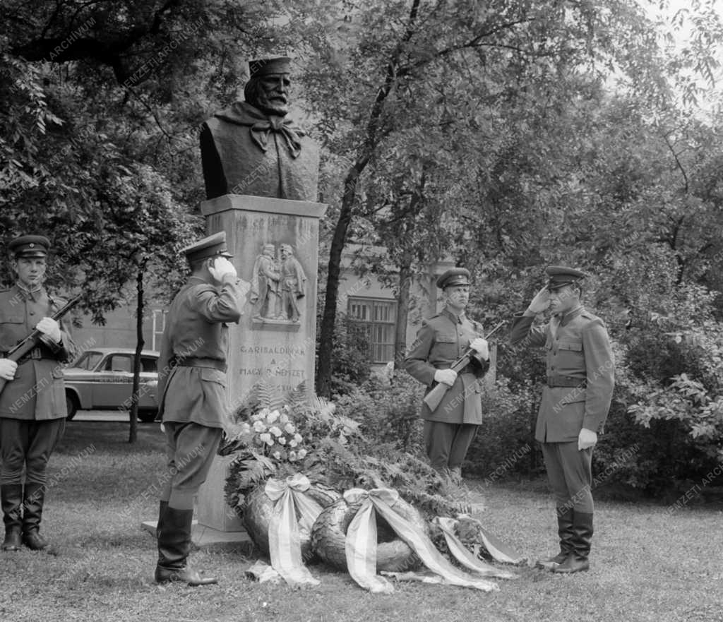 Évforduló - Kuzmik Lívia Garibaldi mellszobrának koszorúzása