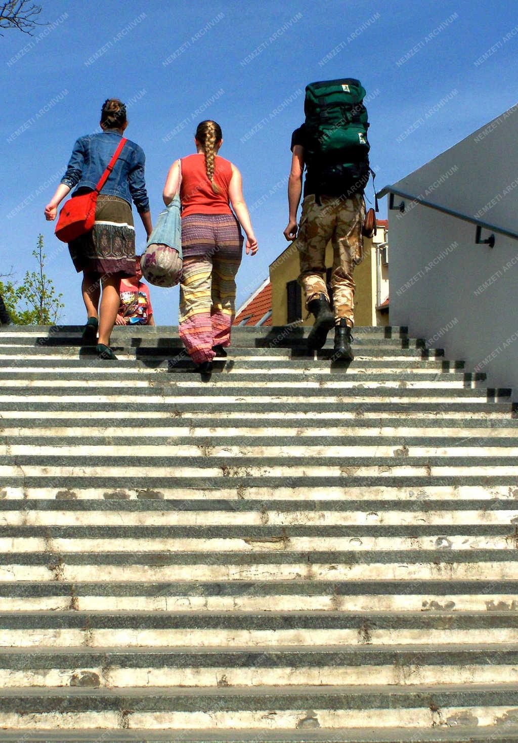 Turizmus - Szentendre - Fiatal hátizsákos külföldi turisták