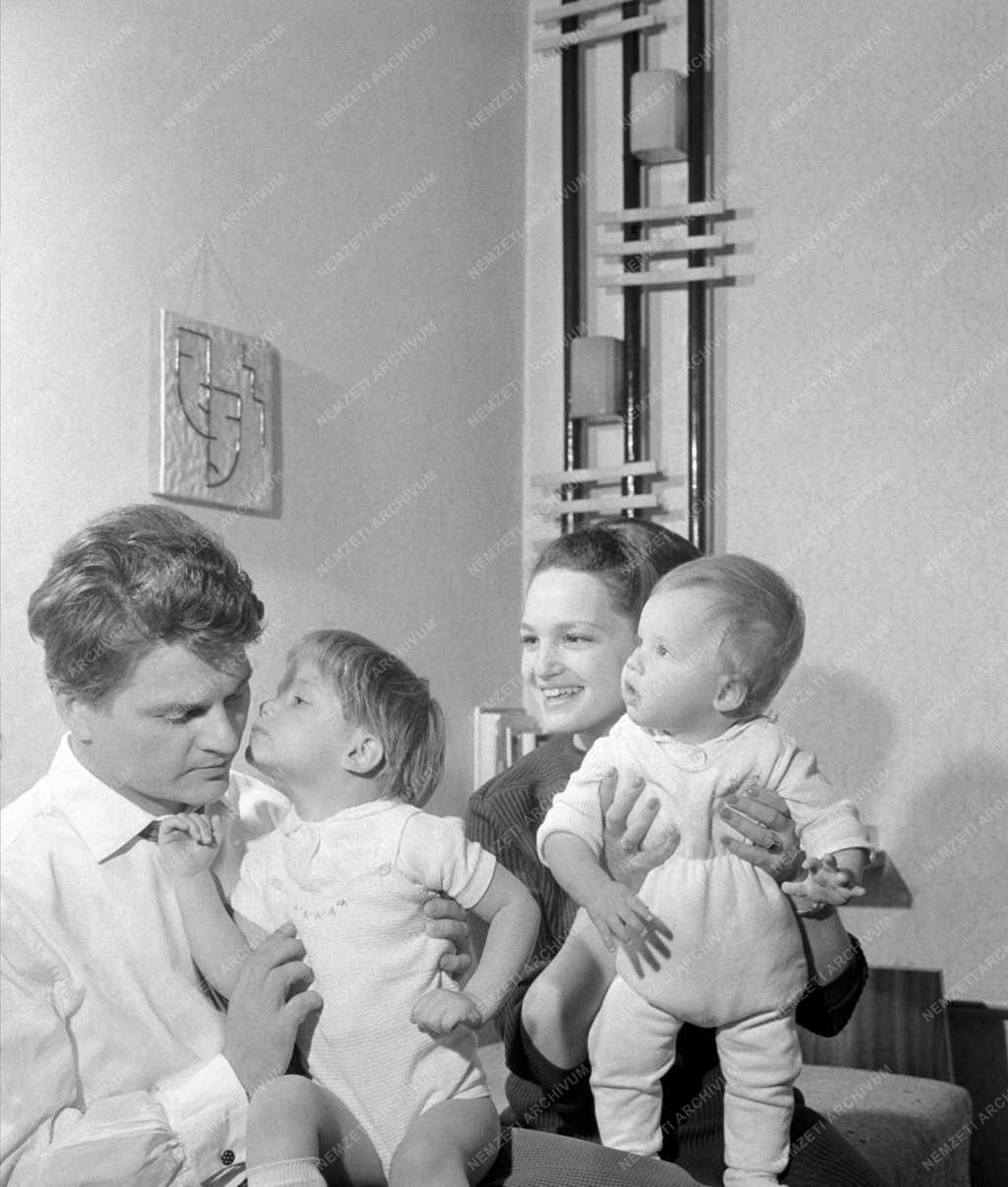 20-73: Szabó Gyula színész családja körében
