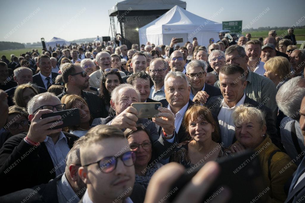Átadták a kétszer két sávos 83-as utat Győr és Pápa között