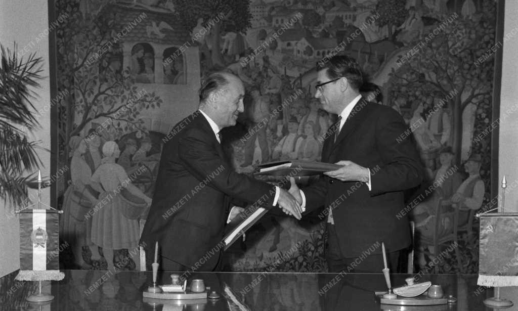 Külkapcsolat - Magyar-szovjet kulturális egyezmény aláírása
