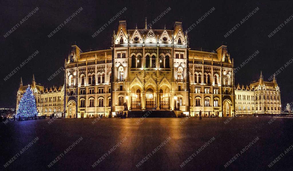 Városkép - Budapest - A Parlament esti kivilágításban