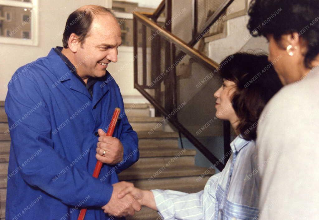 Kultúra - Televízió - A Szomszédok című tv-filmsorozat forgatása