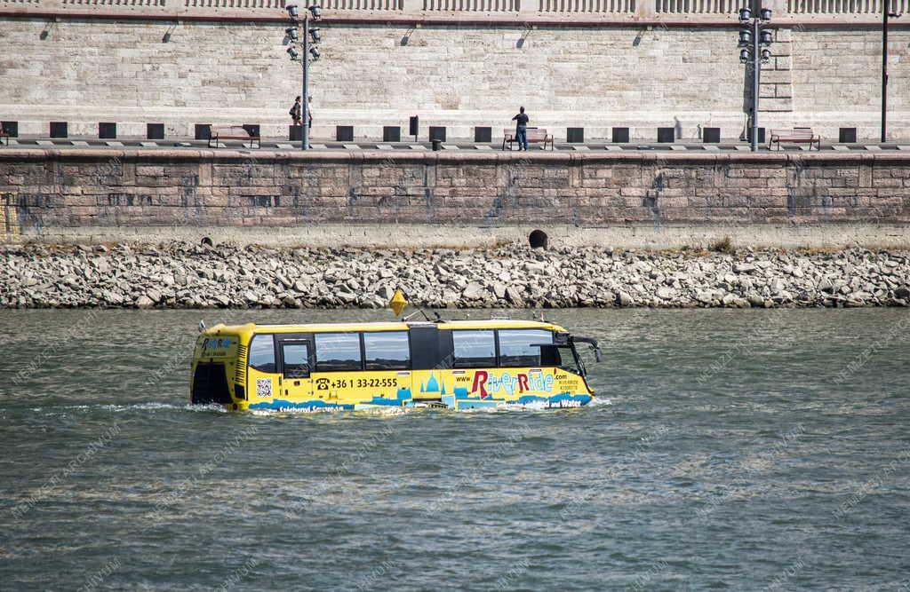 Idegenforgalom - Turizmus - Városnéző kétéltű busz