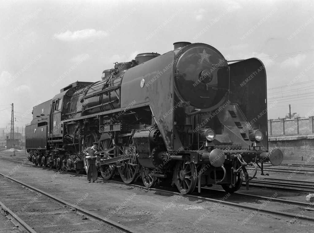 Vasút - 303-as gőzmozdony