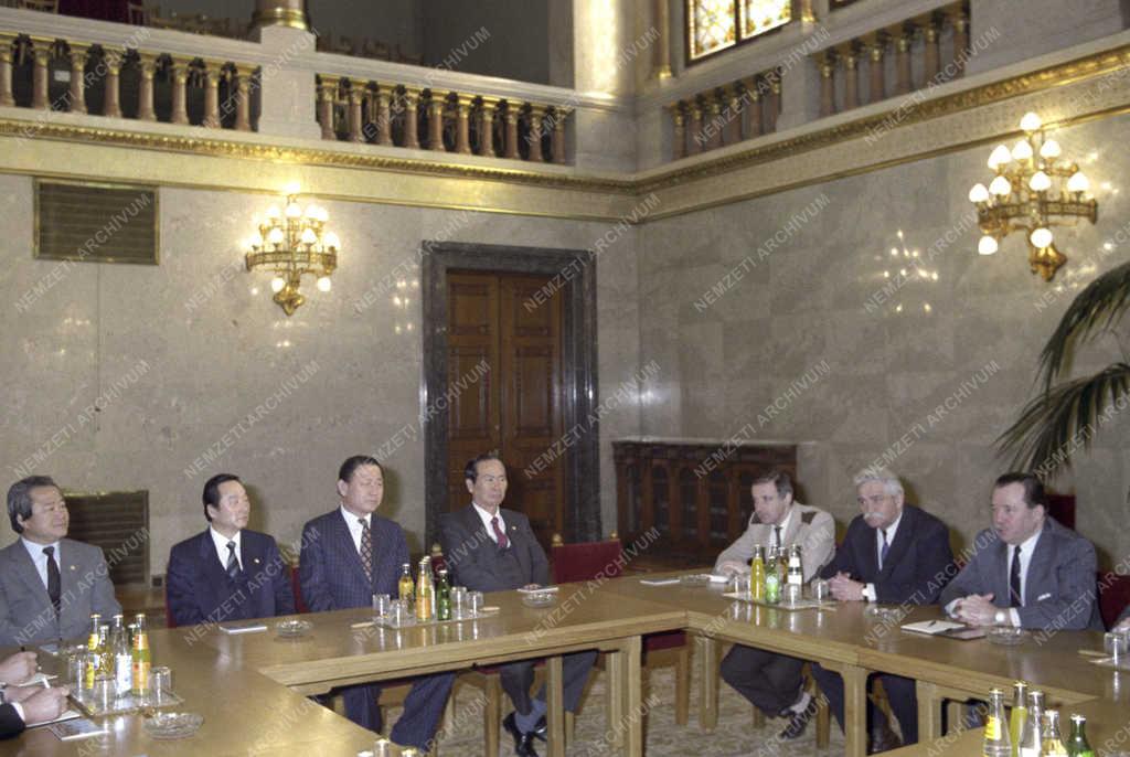 Külkapcsolat - Stadinger István fogadta a dél-koreai delegációt