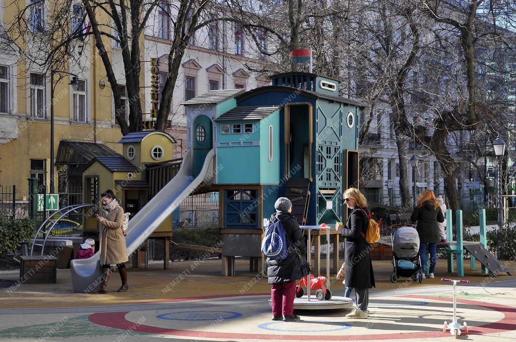 Szabadidő - Budapest - A Pál utcai fiúk világát megidéző játszótér a Múzeumkertben