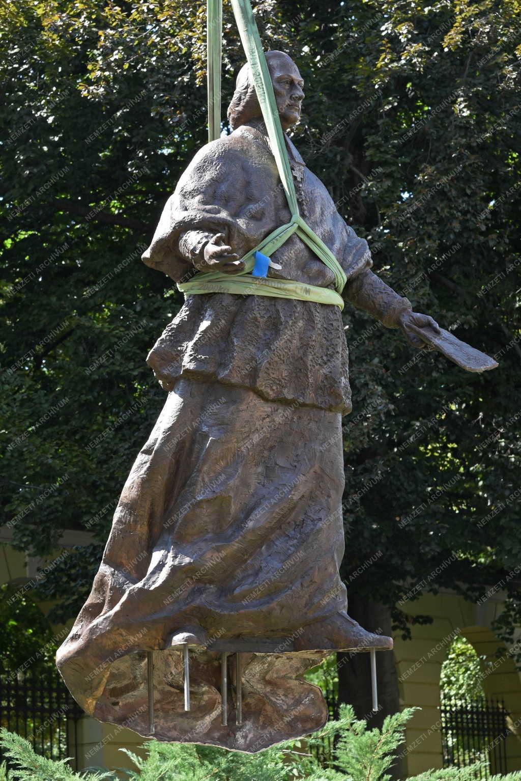 Városkép - Vác - Migazzi Kristóf bíboros szobra