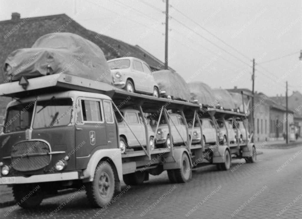 Közlekedés - Kereskedelem - Új Zastava 750 autók