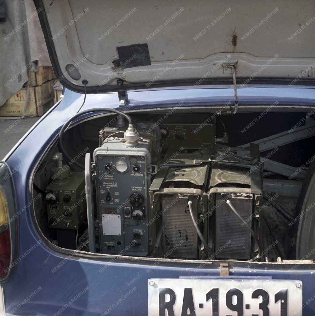 Közbiztonság - Távközlés - URH-rádió rendőrségi gépkocsiban