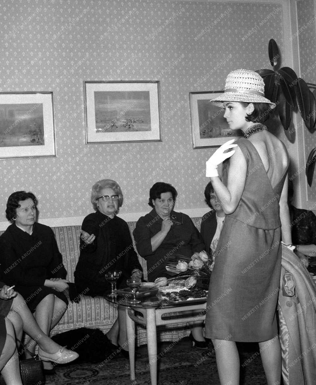 Divat - Gromiko felesége a Különlegességi Divatszalonban