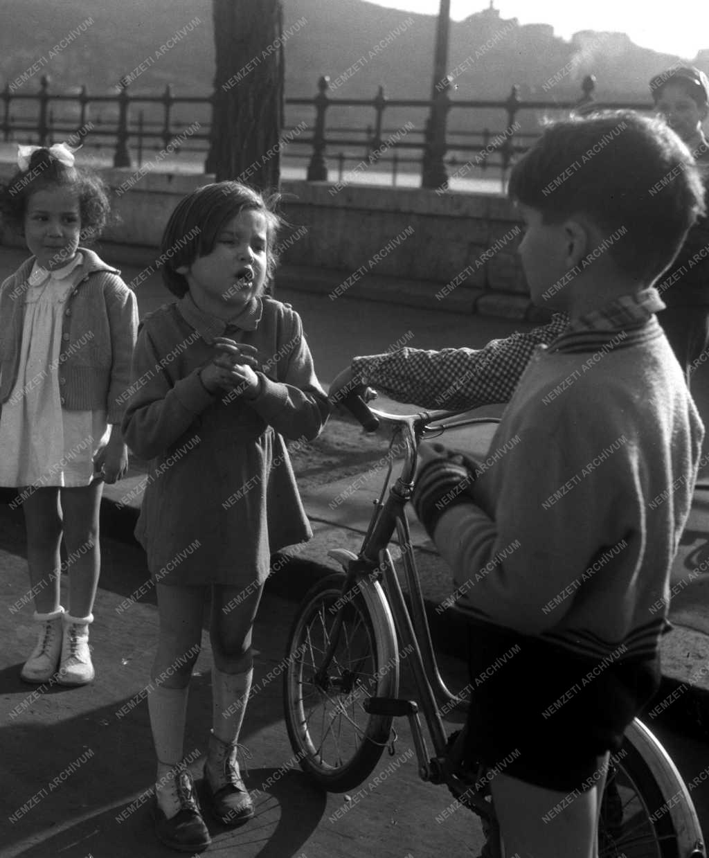 Szabadidő - Játék - Gyerekek a Duna-korzón