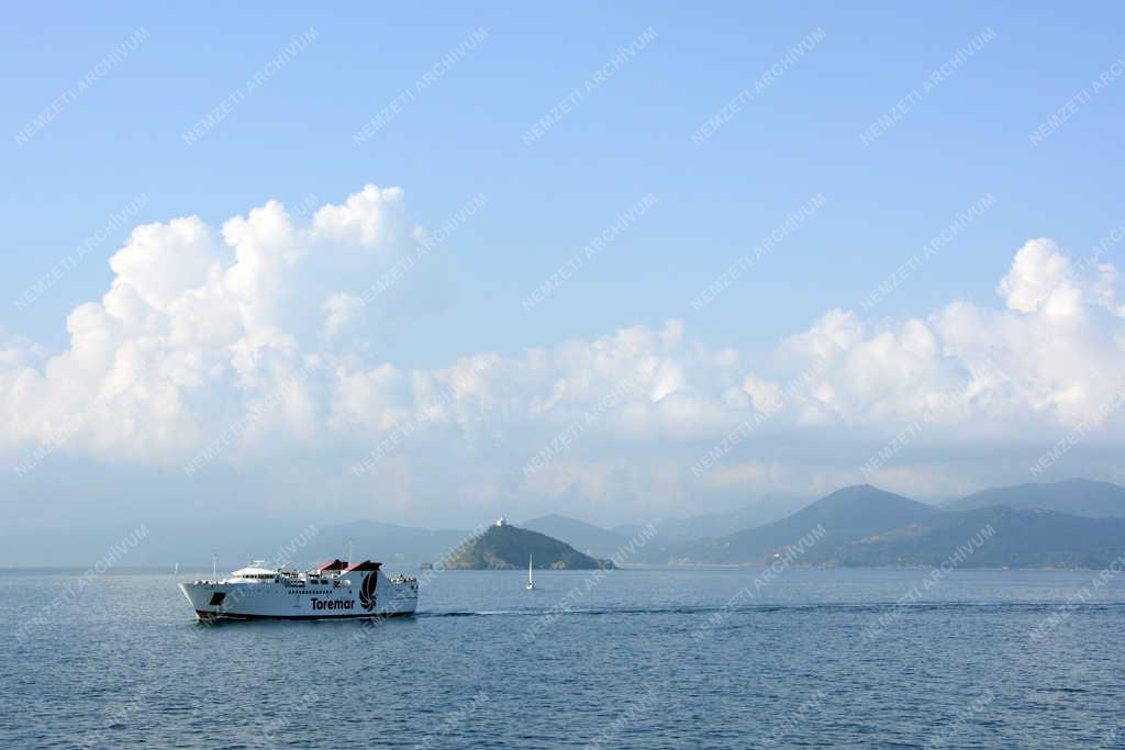 Közlekedés - Piombino - Komphajó a Tirrén-tengeren