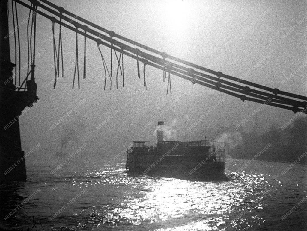 Közlekedés - Hazatérő gőzhajó a Dunán