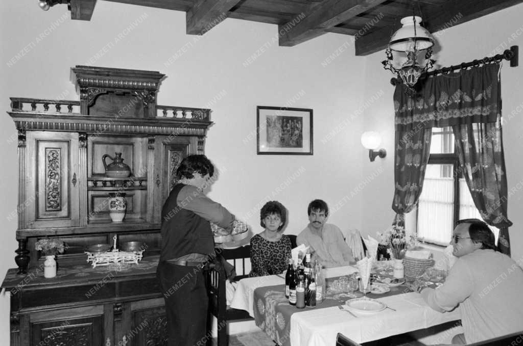 Vendéglátás - Megnyílt a Kadarcsi csárda