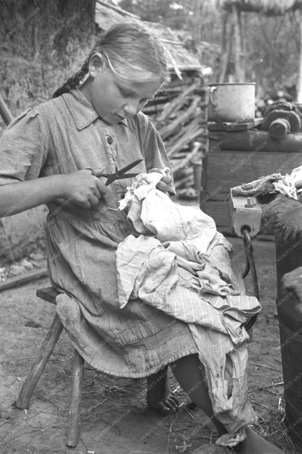 Városkép-életkép - Mezítlábas ruhavágó lány