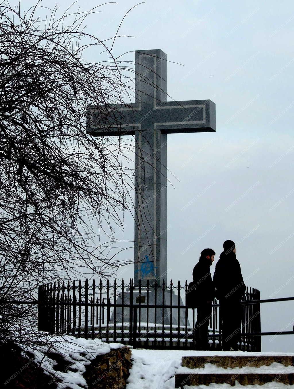 Budapest - Városnézők a Gellért-hegyi keresztnél