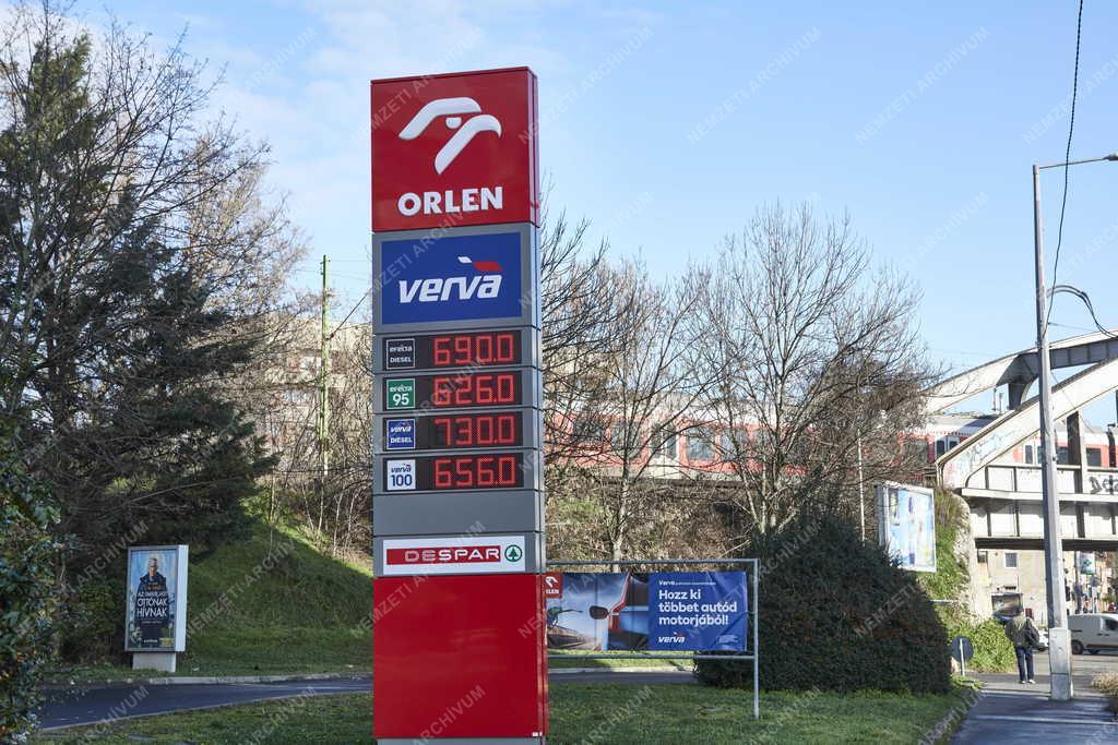 Közlekedés - Energia - Orlen benzinkút a fővárosban