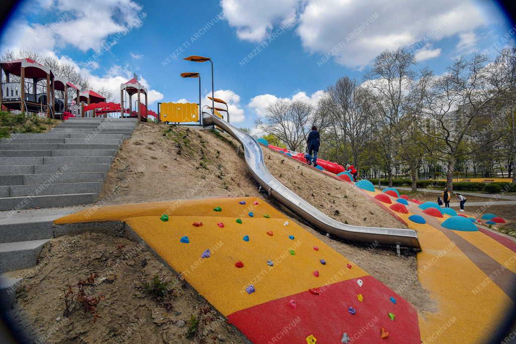 Szabadidő - Játszótér a debreceni Újkerti lakótelepen