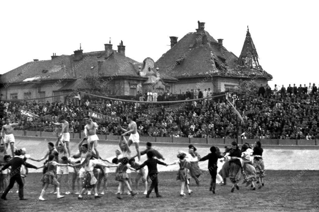 Ünnep - Az első szabad Május 1. - A Millenáris pályán rendezett sportünnepség